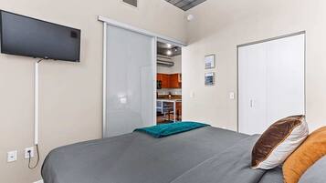 2 bedrooms, desk, iron/ironing board, WiFi