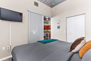 2 dormitorios, escritorio, tabla de planchar con plancha y wifi