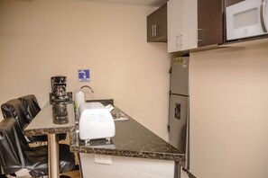 Réfrigérateur, micro-ondes, cafetière/bouilloire, grille-pain