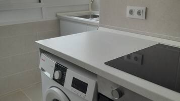 Een koelkast, een magnetron, een oven, een koffiezetapparaat/waterkoker