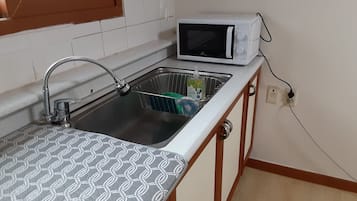 Een koelkast, een magnetron