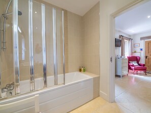 Combined shower/bathtub, hair dryer, towels