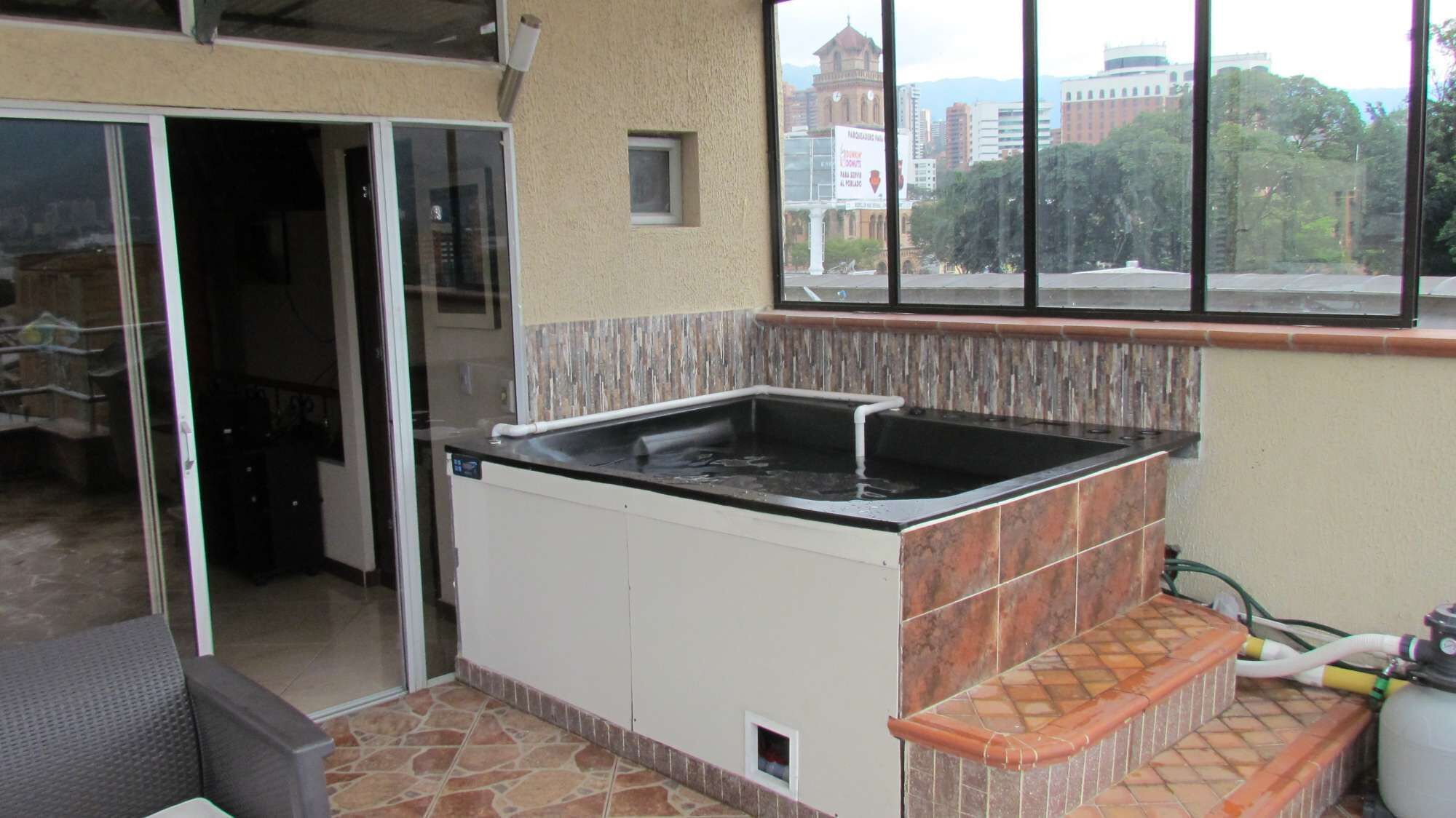9 bedroom building 5 apartments including the roof Private AC Security 4 blocks Lleras.