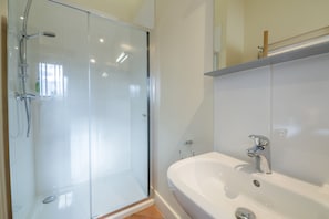 Combined shower/tub, hair dryer, towels