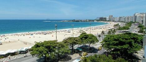 På stranden og solsenger