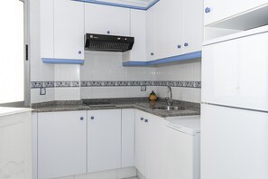 Geladeira, micro-ondas, cafeteira/chaleira