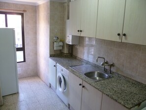 Jääkaappi, mikroaaltouuni, uuni, kahvin-/teenkeitin