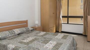 2 slaapkamers, een strijkplank/strijkijzer, beddengoed