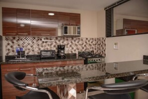 Refrigerador, microondas, horno y parrilla de estufa 
