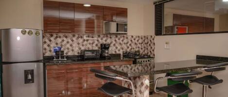 雪櫃、微波爐、焗爐、爐具