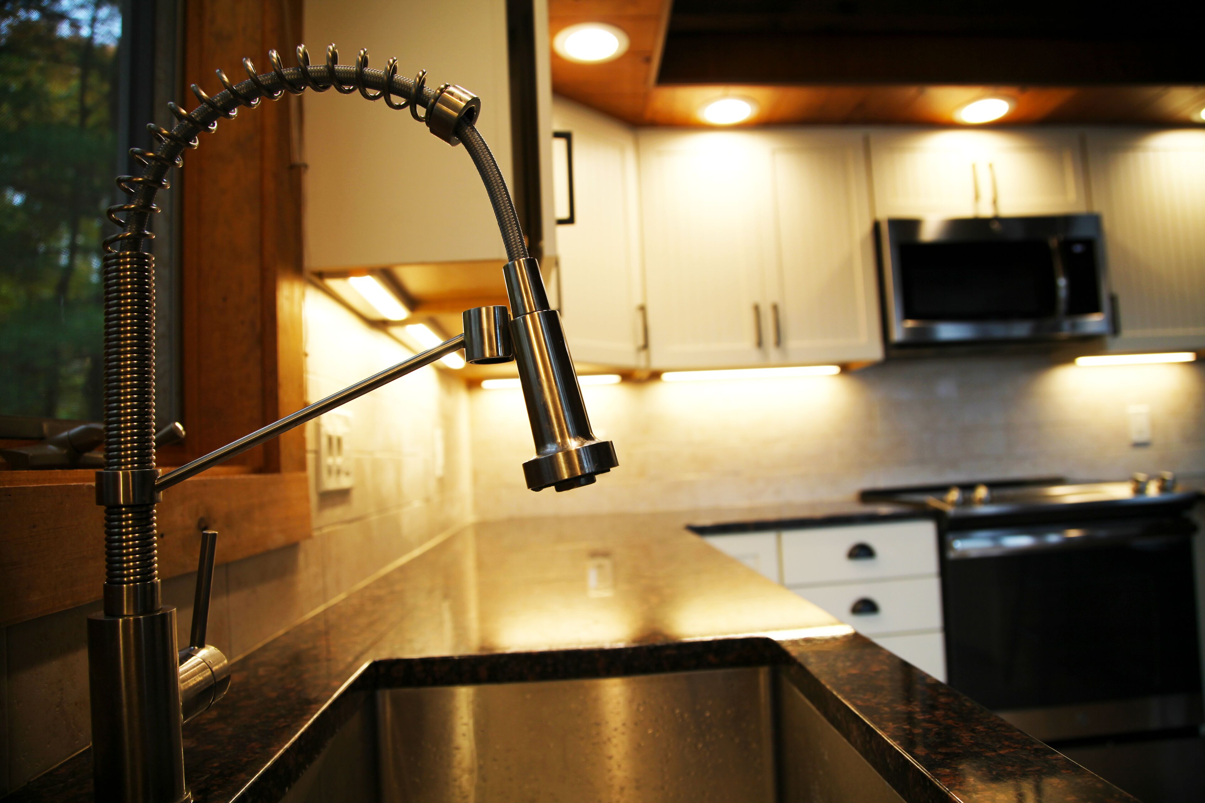 Luxury Lakefront: Hot Tub, Fireplace, Arcade, Kayaks, SPDs,100mb Wi-Fi + more!