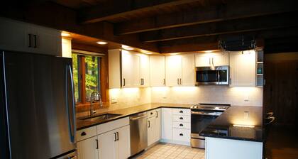 Luxury Lakefront: Hot Tub, Fireplace, Pet Friendly, Arcade, Watercraft, + more!