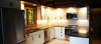 Luxury Lakefront: Hot Tub, Fireplace, Pet Friendly, Arcade, Watercraft, + more!
