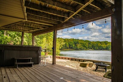 Luxury Lakefront: Hot Tub, Fireplace, Pet Friendly, Arcade, Watercraft, + more!