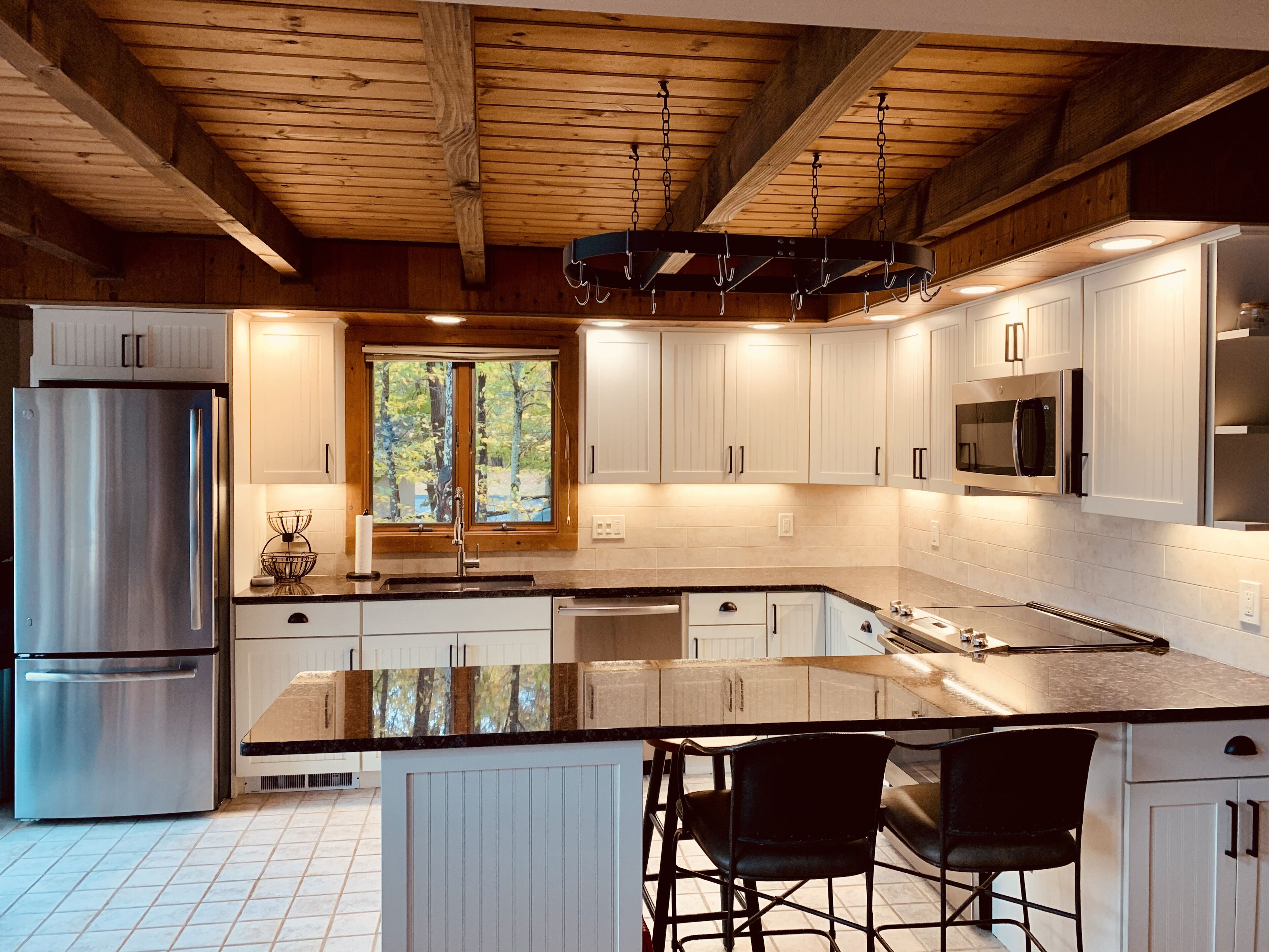 Luxury Lakefront: Hot Tub, Fireplace, Arcade, Kayaks, SPDs,100mb Wi-Fi + more!