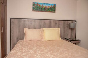 2 habitaciones, tabla de planchar con plancha, wifi y ropa de cama 