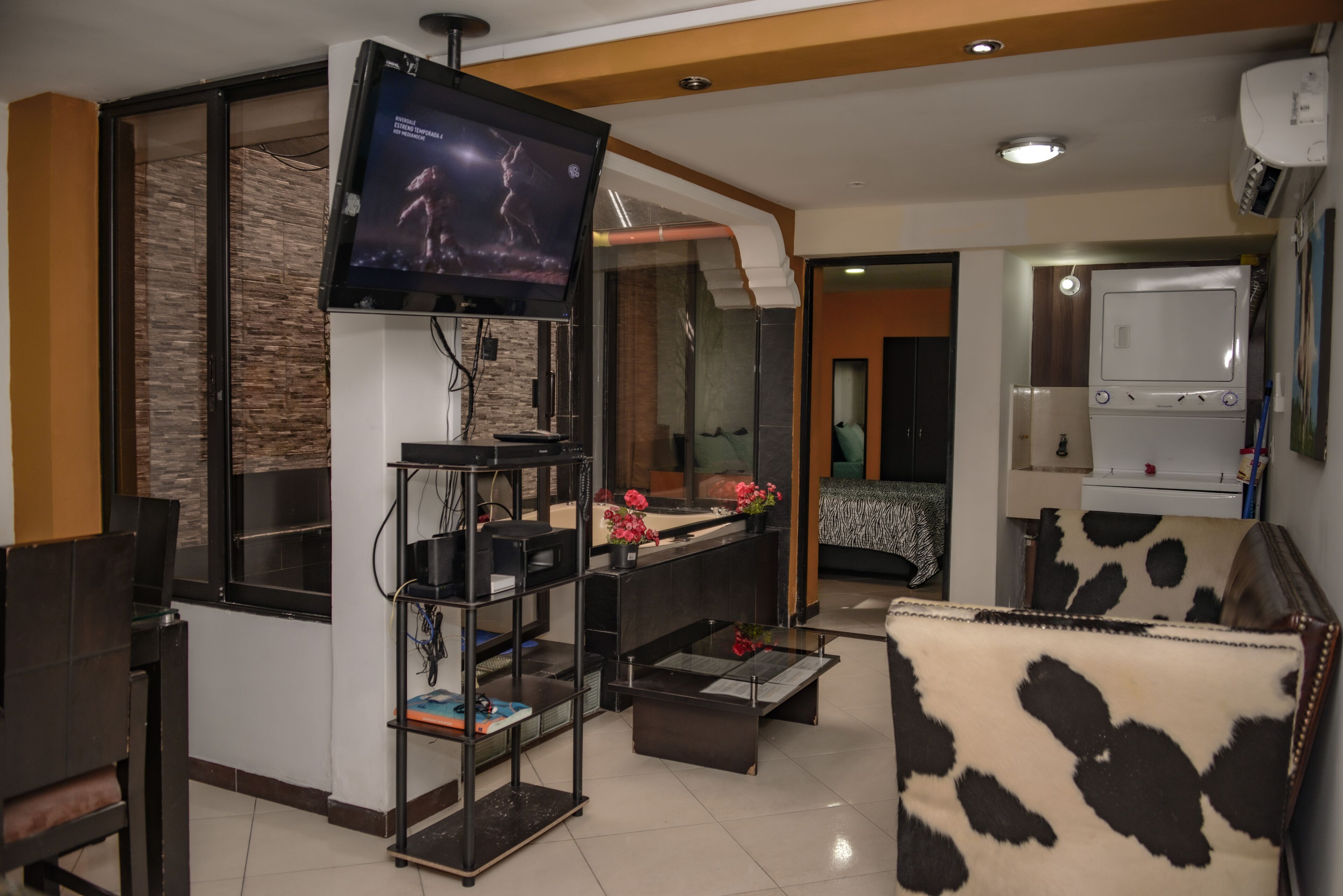 3 Bedroom Combo Two Hot tubs 2 apartments