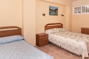 2 slaapkamers, een strijkplank/strijkijzer, beddengoed