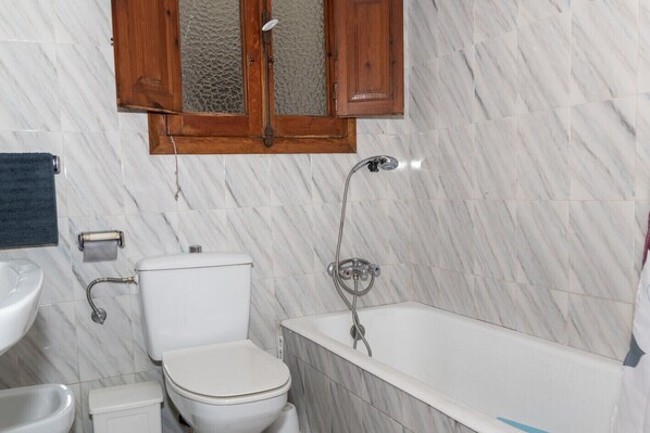 A bathroom with a toilet, sink, and bathtub. - LA PONDEROSA, 4º-21 (Cullera)