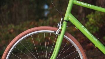 Een detailfoto van een groene fiets met het woord 'PRIORITY' op het frame.
