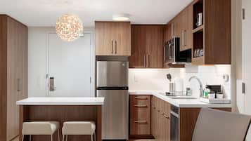 Køleskab, mikrobølgeovn, kaffe-/temaskine, spisebord