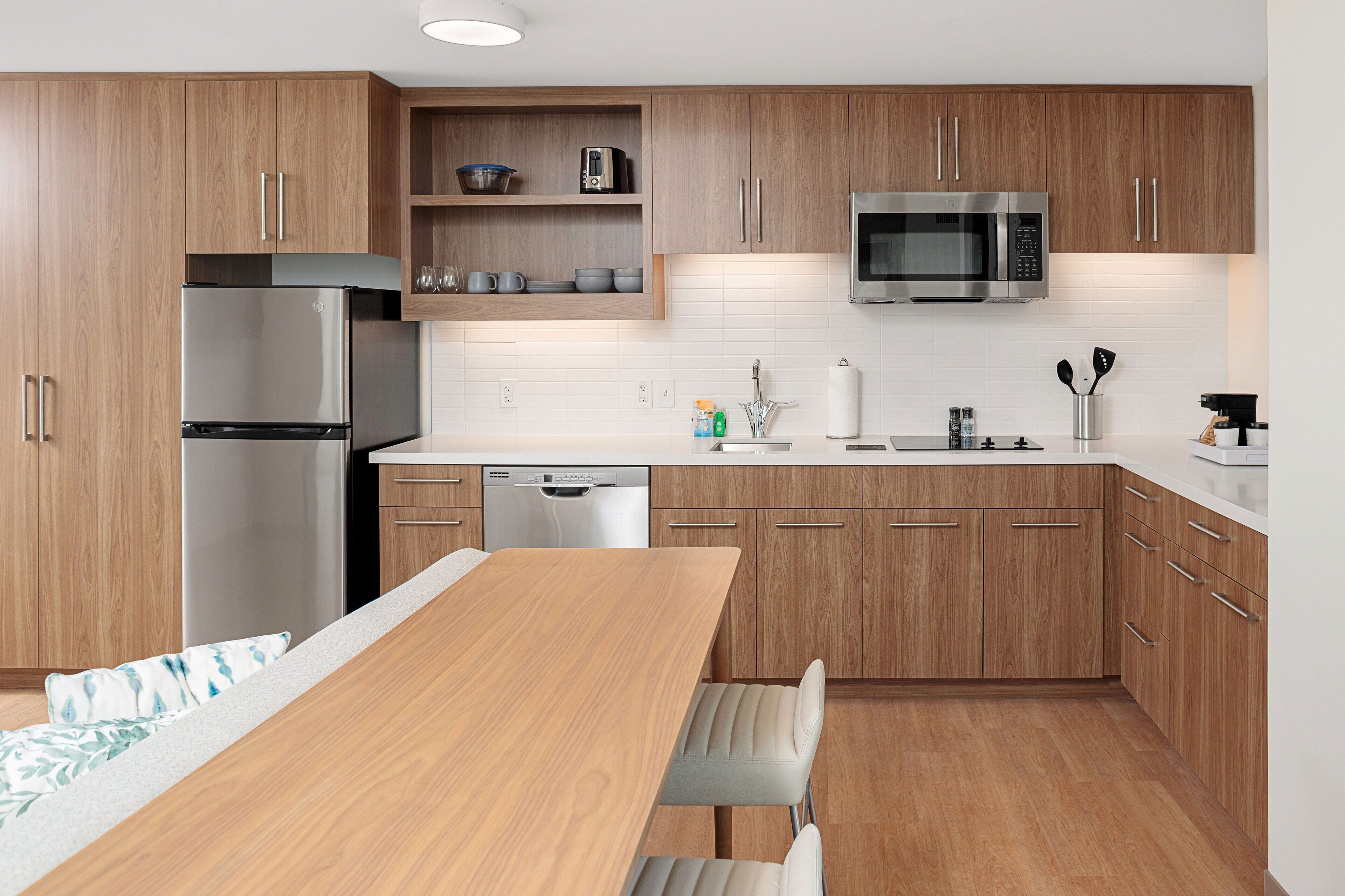 executive suite, 1 king bed, balcony | private kitchen | fridge, microwave, coffee/tea maker, dining tables