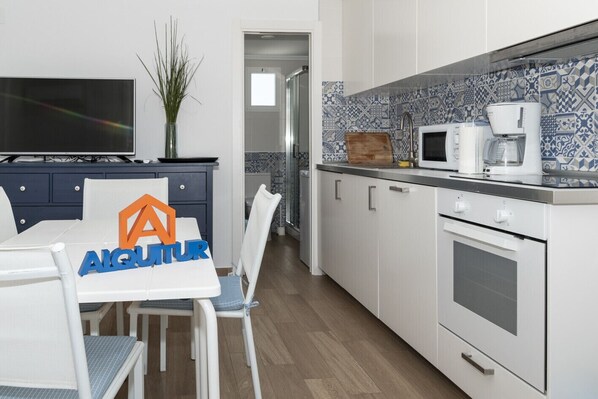 Frigorífico, microondas, horno y lavavajillas