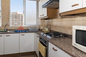 Kühlschrank, Mikrowelle, Ofen, Wasserkocher mit Kaffee-/Teezubehör