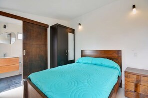 5 camere, una scrivania, ferro/asse da stiro, Wi-Fi