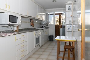 Køleskab, mikrobølgeovn, ovn, kogeplade