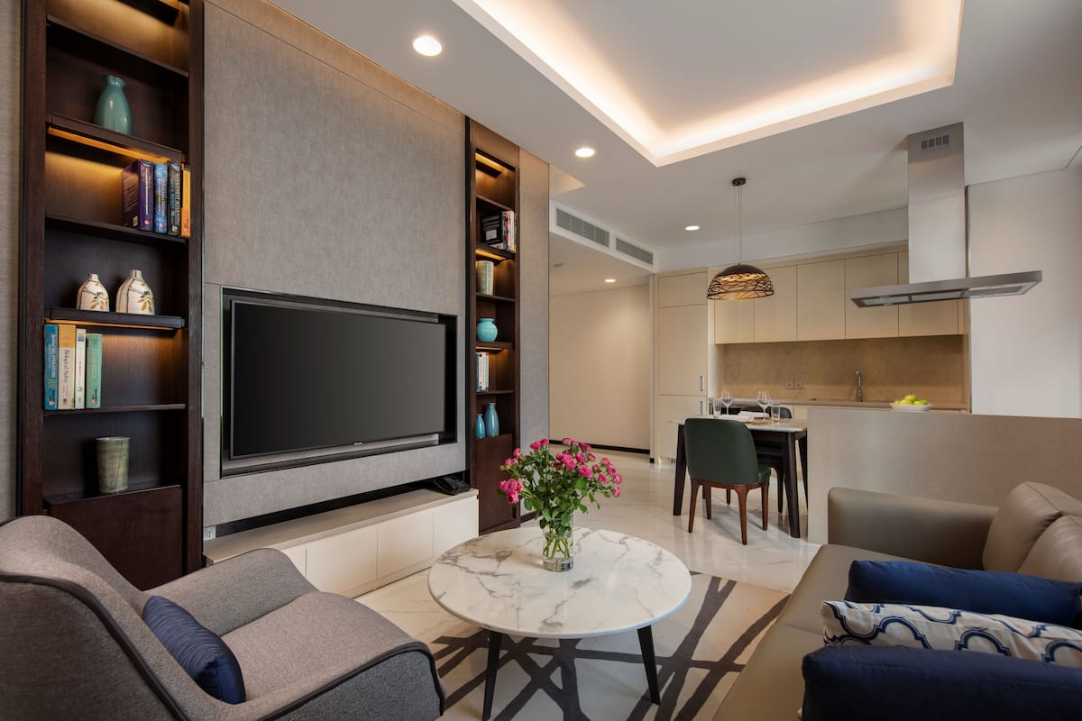 Deluxe Room | Bathroom | Separate tub and shower, hydromassage showerhead, designer toiletries