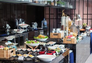 Buffet déjeuner gratuit tous les jours
