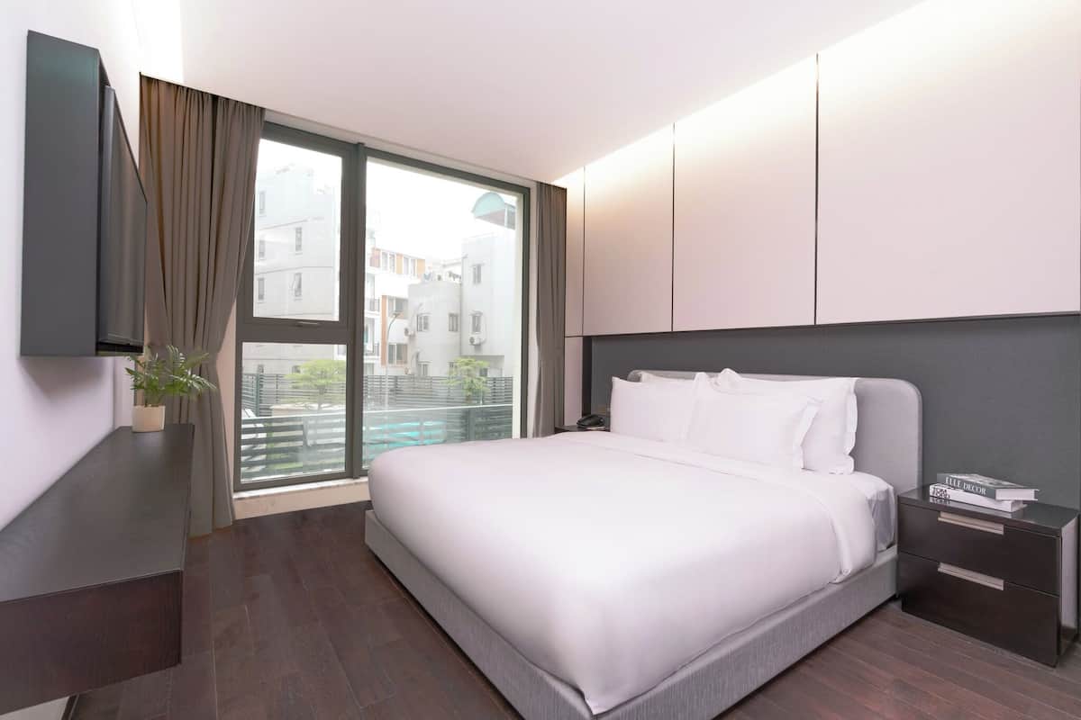 Two Bedroom Premier | 2 bedrooms, premium bedding, pillowtop beds, in-room safe