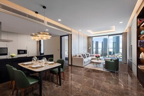 Íbúð - 3 svefnherbergi - borgarsýn | Stofa | 57-tommu snjallsjónvarp með kapalrásum