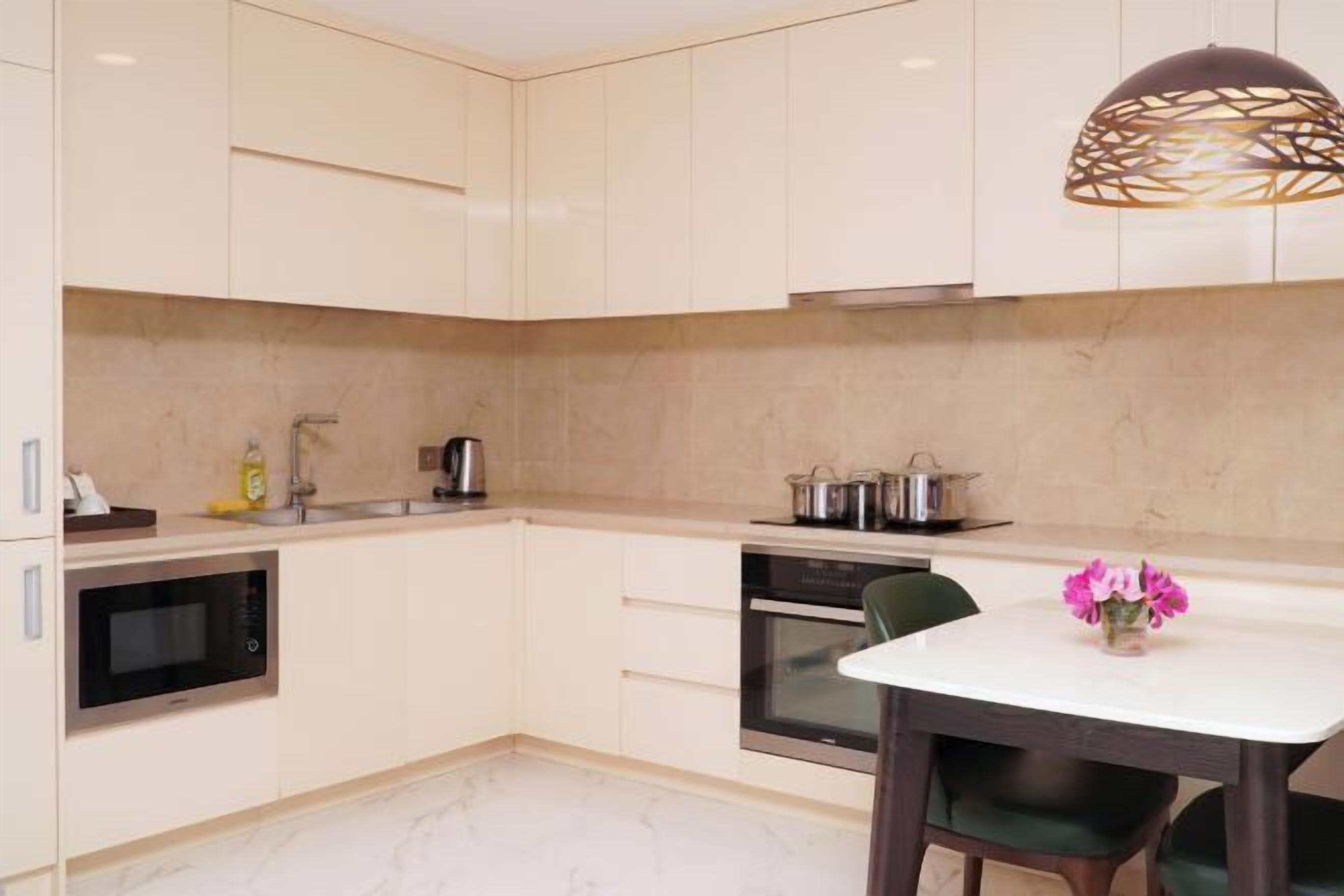 Cocina privada | Frigorífico, microondas, horno y placa de cocina