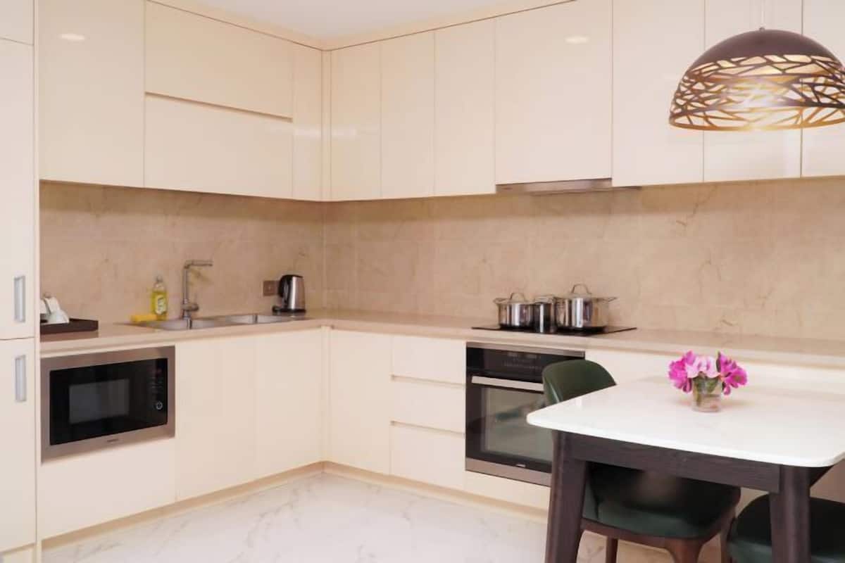 Private kitchen | Fridge, microwave, oven, stovetop