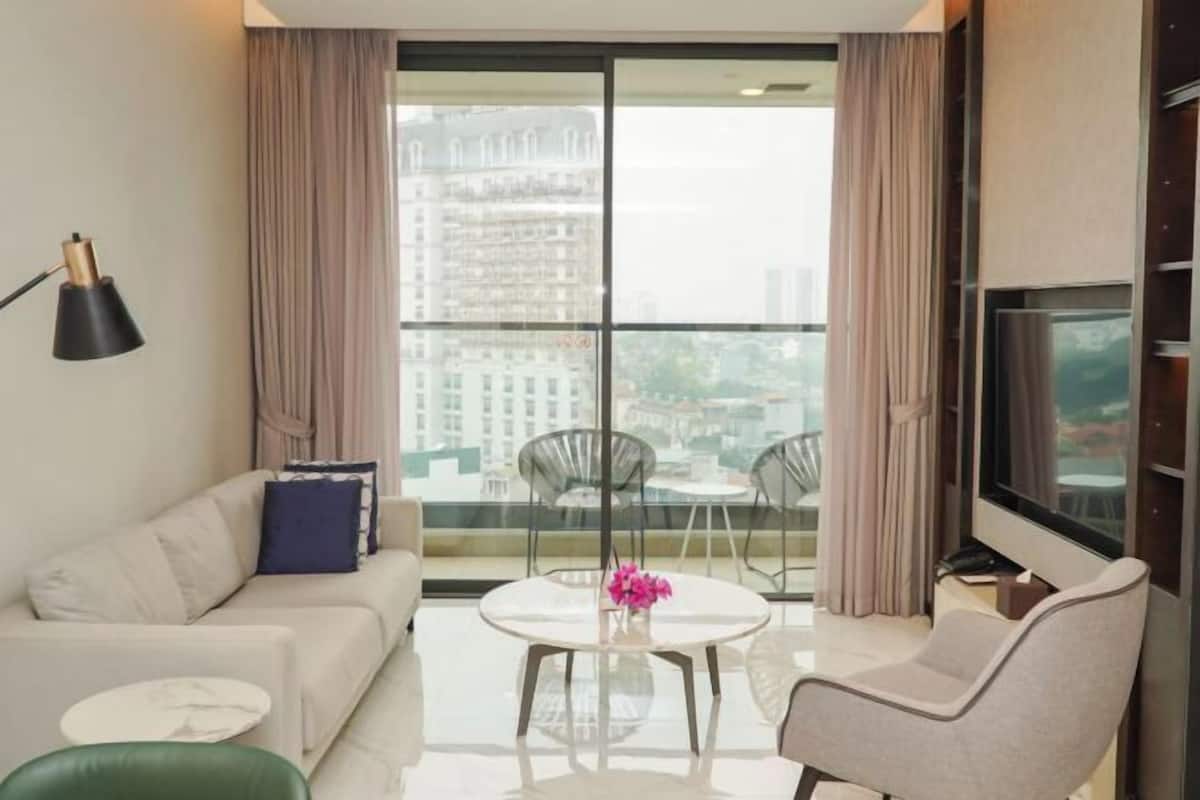 Living area | 57-inch Smart TV with cable channels