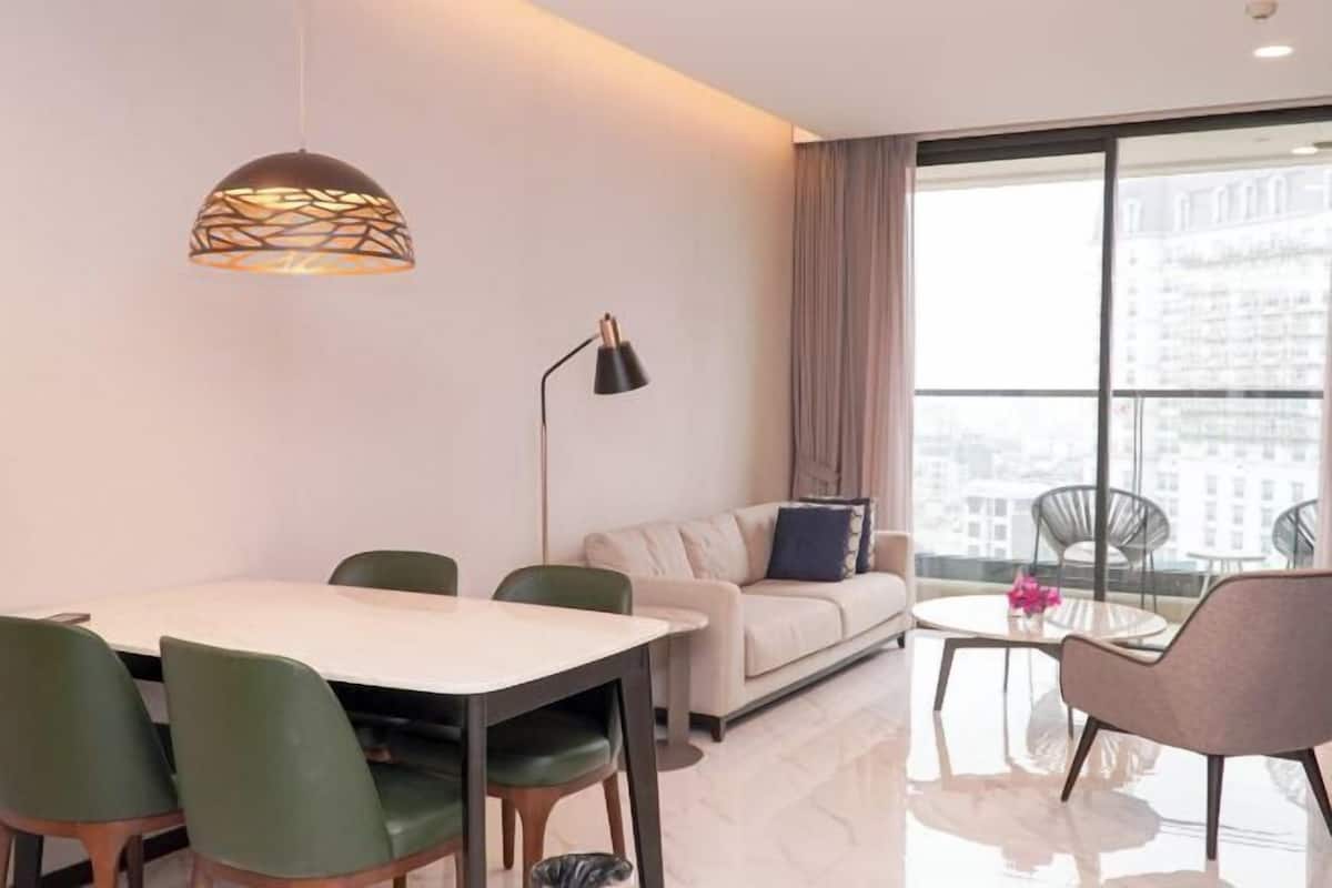 Living area | 57-inch Smart TV with cable channels