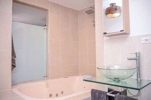 Duschwanne, Whirlpool, Handtücher