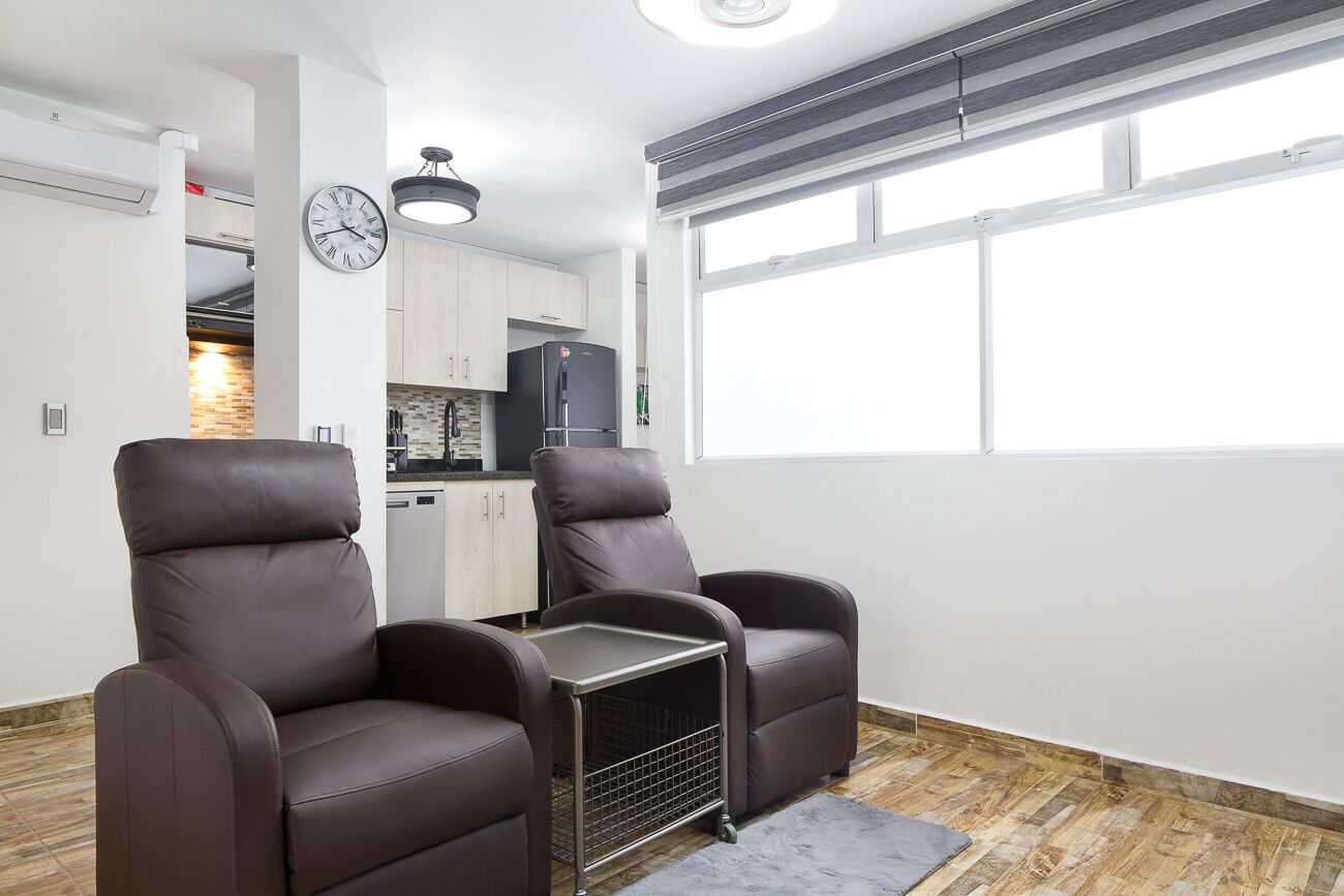 3 Bedroom 3 Hot tub AC part time doorman balcony apartment.