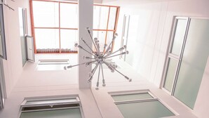 Quarto de hotel moderno com design de teto único, grandes janelas e sistema de ar condicionado integrado.