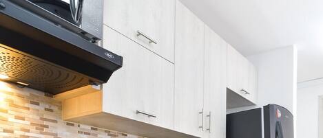 Fridge, microwave, stovetop, dishwasher
