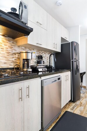 Geladeira, micro-ondas, cooktop, lava-louças