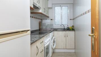 Fridge, microwave, oven, coffee/tea maker