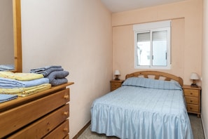 2 quartos, ferros/tábuas de passar roupa, roupa de cama