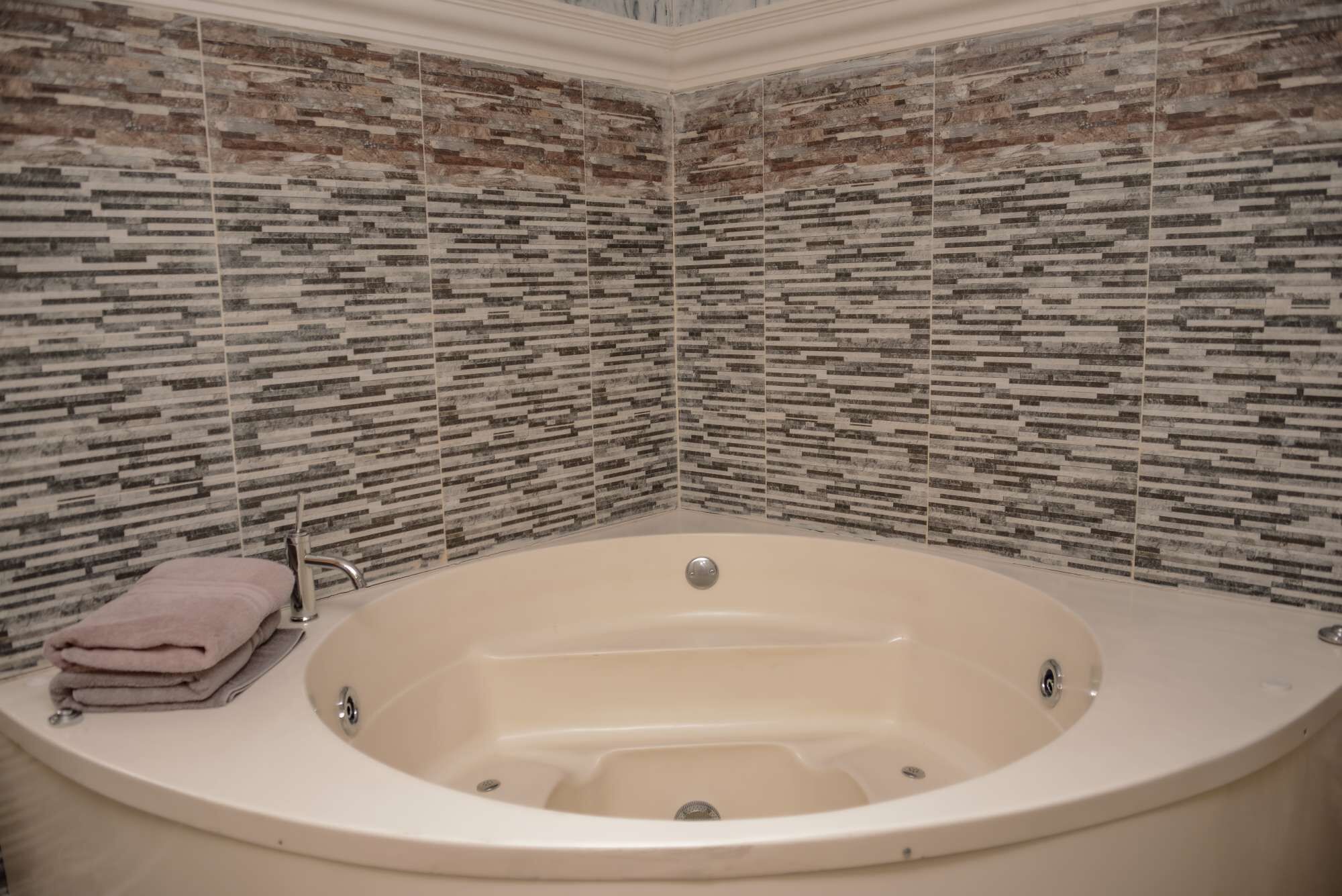 4 bedroom Combo 2 hot tubs AC security lleras