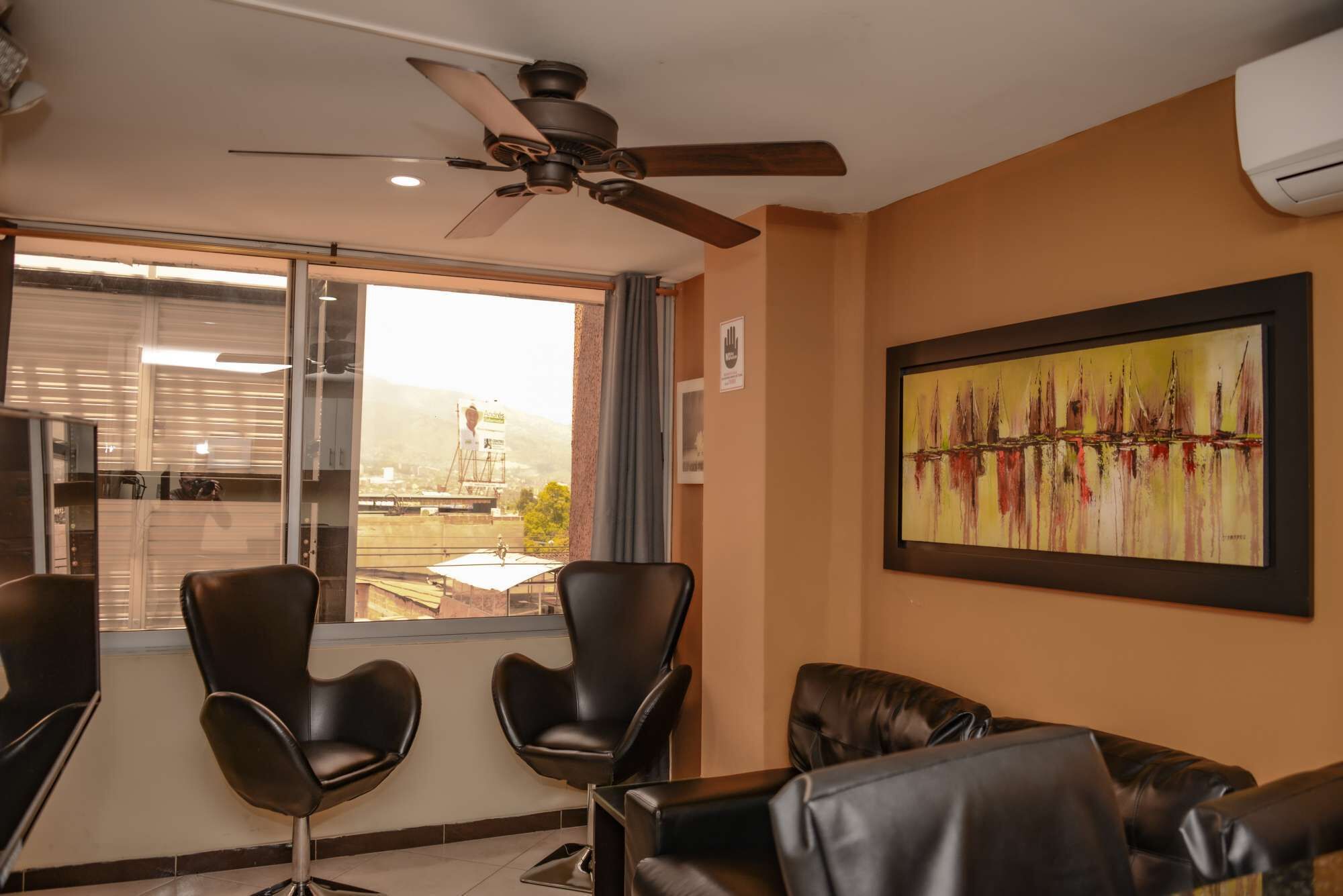 4 bedroom Combo 2 hot tubs AC security lleras