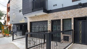 Un edificio con un hotel boutique llamado 'PIARA' y una tienda 'Beautique'.