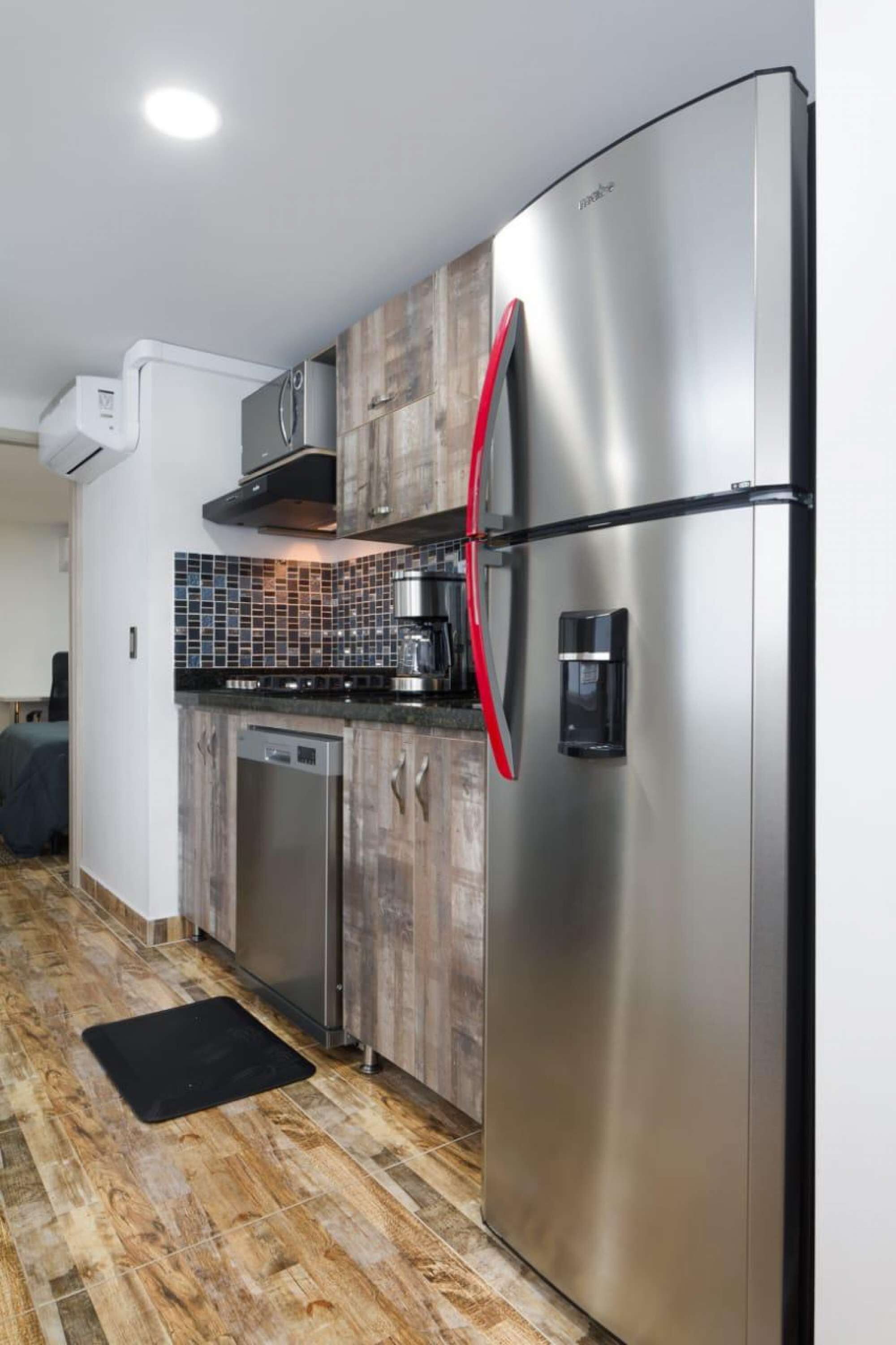 Two Bedroom Two Hot Tub AC security 3 Flat screens full Kitchen Dishwasher Security