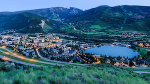 Une ville bordée d’un lac, entourée de montagnes, avec des routes, des bâtiments et un mélange de zones résidentielles et commerciales.